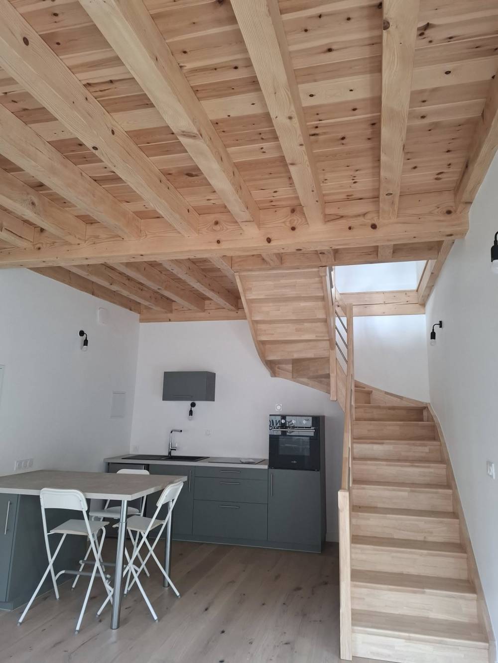 renovation-poutres-plancher-escalier-rampe